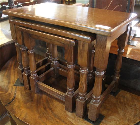 Nest of 3 oak tables